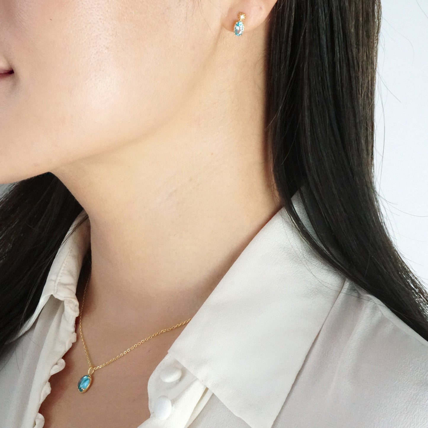 Boucles d'oreilles à clous en topaze bleue Solari
