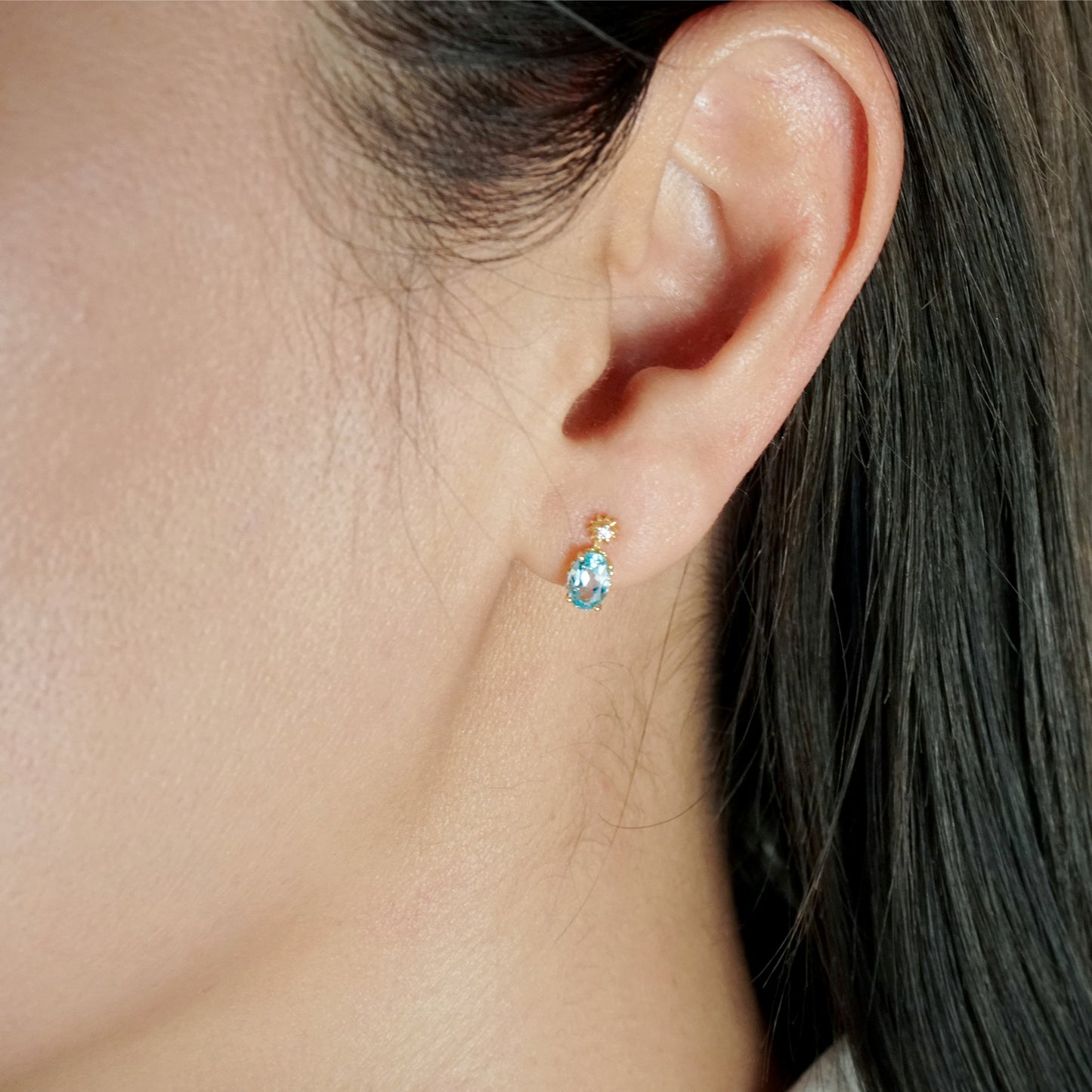Boucles d'oreilles à clous en topaze bleue Solari