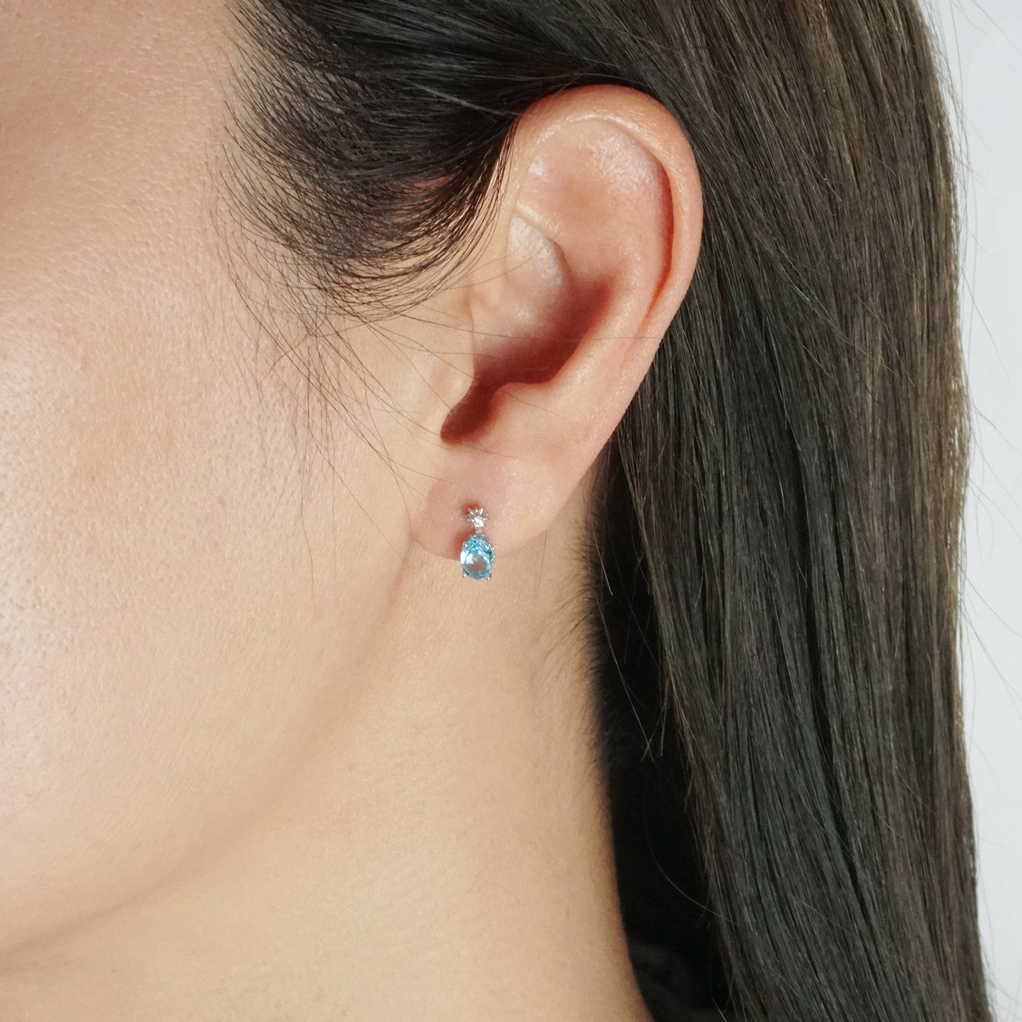 Boucles d'oreilles à clous en topaze bleue Solari