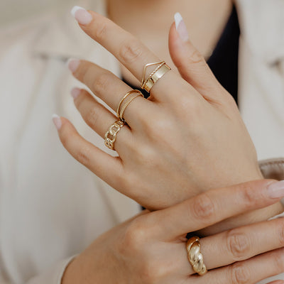 Bague V en or massif