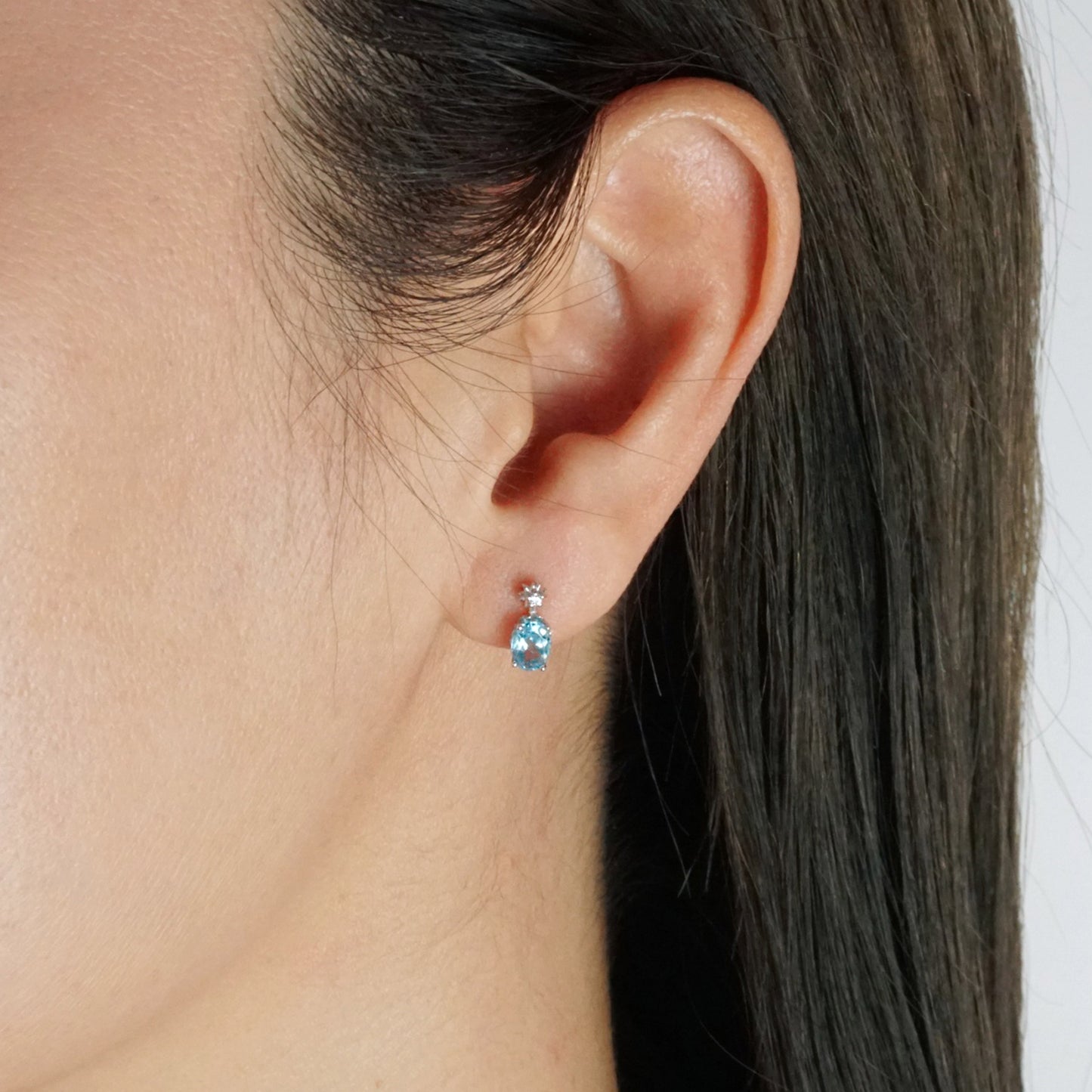 Boucles d'oreilles à clous en topaze bleue Solari