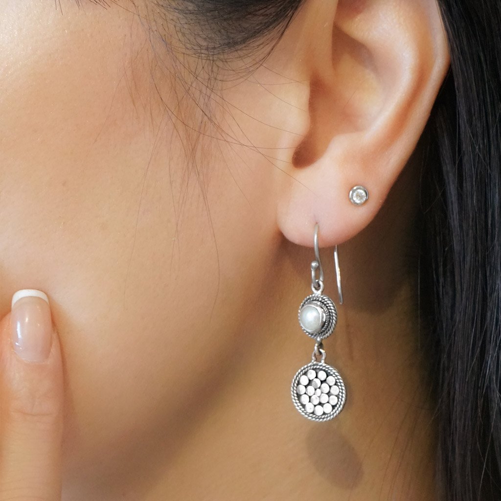Boucles d'oreilles pendantes en argent et perles