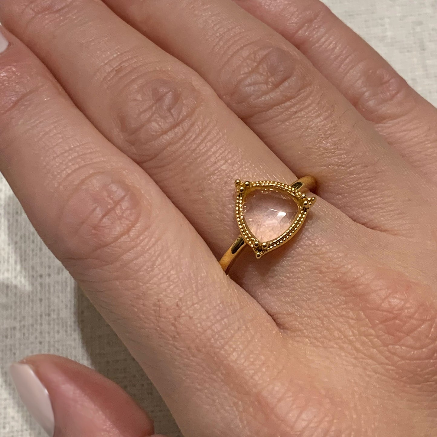 Bague en or jaune à quartz rose Elowen
