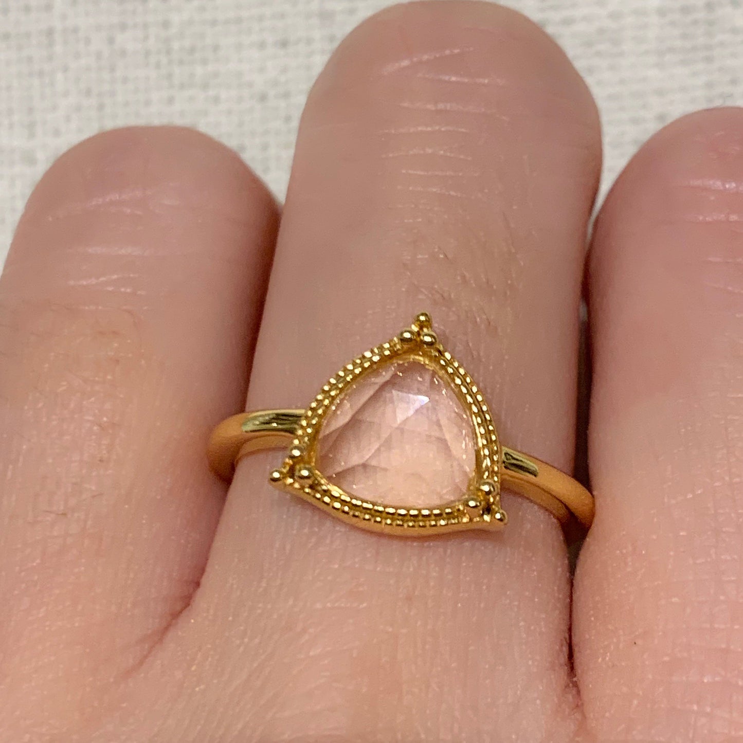 Bague en or jaune à quartz rose Elowen