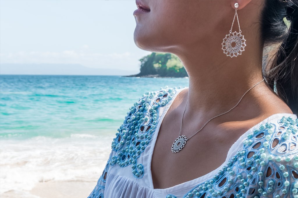 mode de vie photo argent sterling soleil mandala boucles d'oreilles et collier style bohème boho chic plage bleu océan