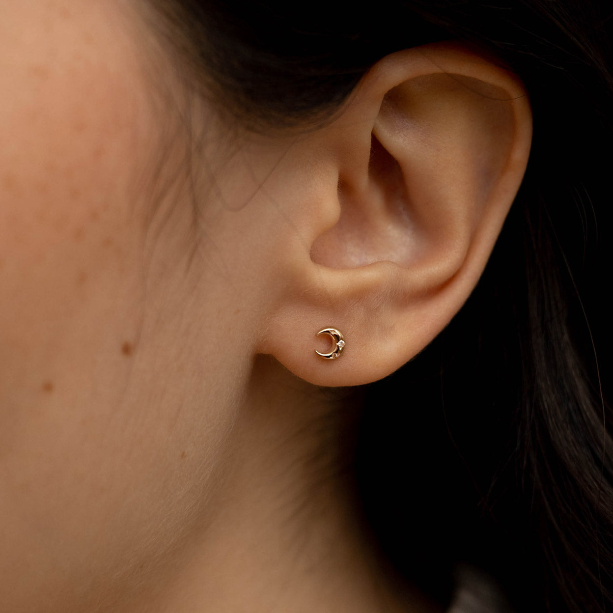 Boucles d'Oreilles Crescent Diamond Stud en Or Massif