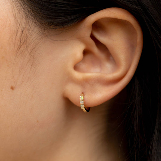 Boucle d'oreille créole Emma en or massif et opale