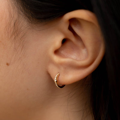 Boucles d'oreilles créoles serpent pavées en or massif