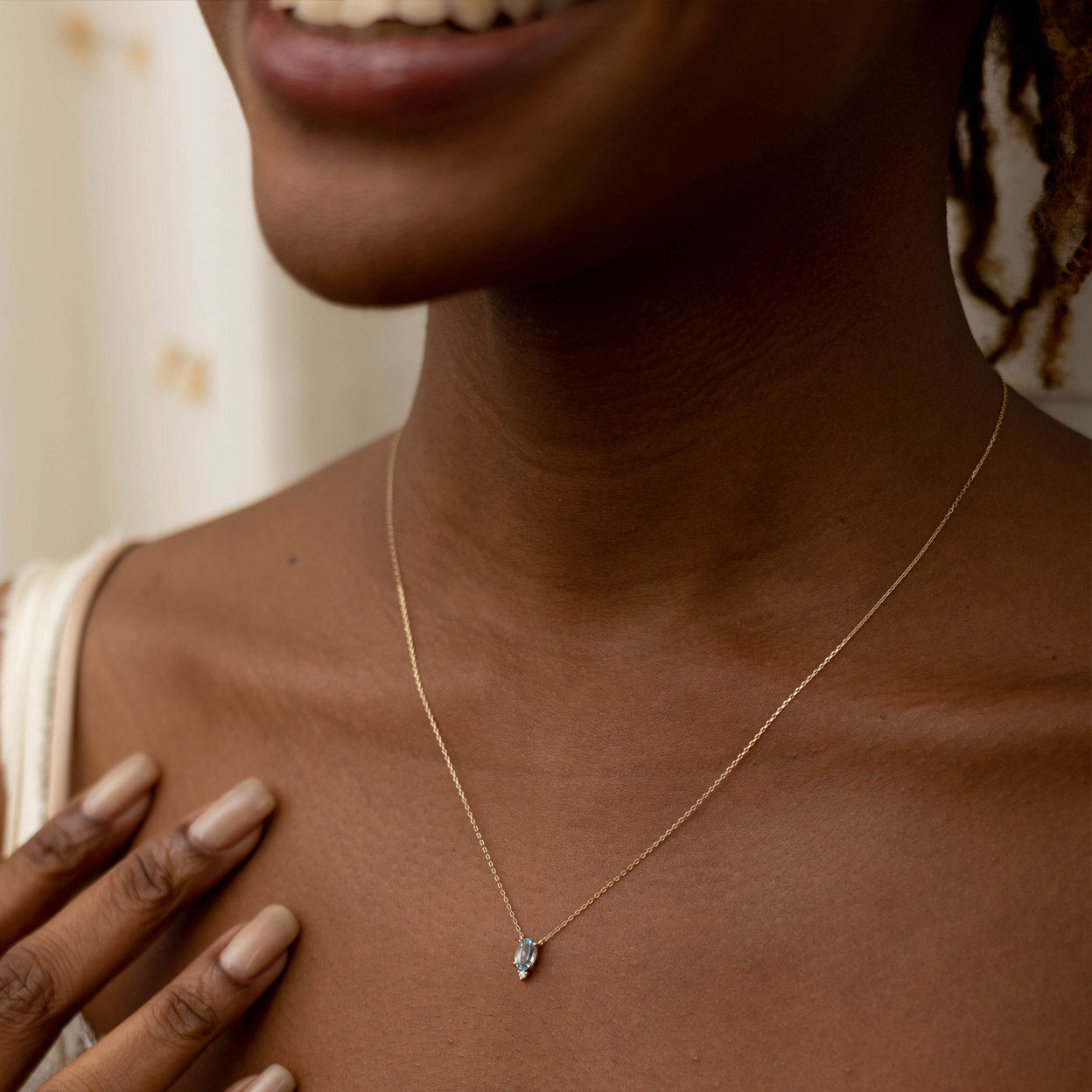 Collier en or massif avec topaze bleue Thea et diamants