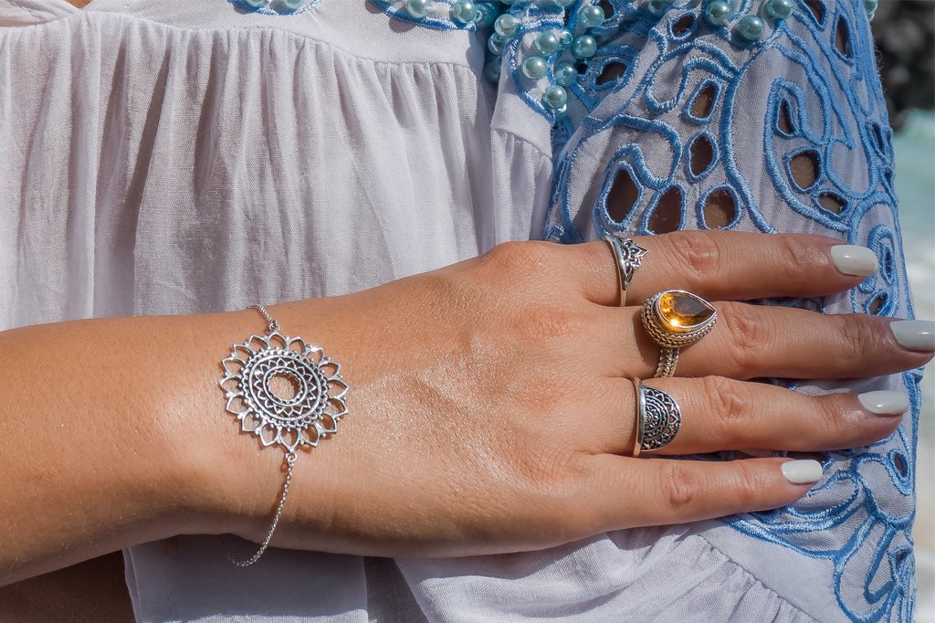 close up lifestyle shot bracelet et bagues en argent sterling style bohème boho chic pour femme