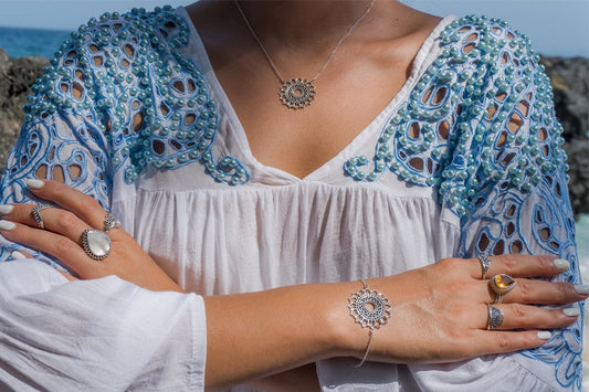 bras croisés mode photo bijoux soleil mandala collier et bracelet en argent sterling style bohème boho chic pour les femmes
