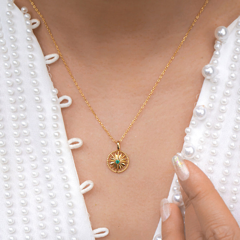 Collier pendentif boussole en vermeil en or 18 carats émeraude pierres précieuses boho chic bijoux faits à la main collection kemmi